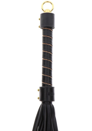 Skäm bort din lyxiga sida med TabooM Studded Flogger. Dess PU-läder-design har en elegant svart läderlook, guldaccenter och fransar för stil och sensation, perfekt för djärva BDSM-upplevelser.