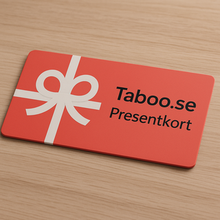 Rött presentkort från Taboo.se med vit rosett och texten “Presentkort” liggande på träbord.