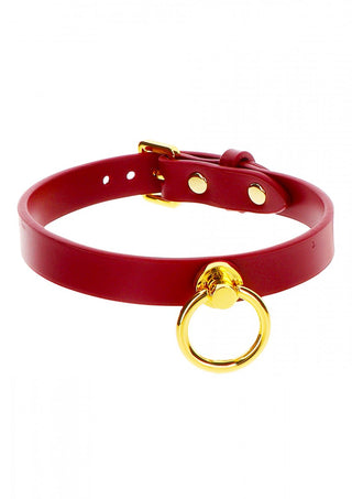 Utforska elegansen i vår TabooM Halsband Med O-Ring, en röd läderkrage med en slående guldring och ett justerbart spänne för perfekt passform.