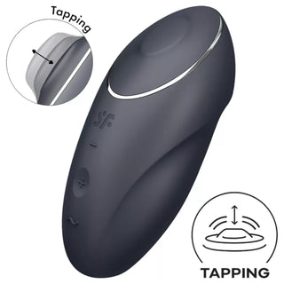 Grå silikon Satisfyer Tap & Climax 1, handhållen design med knappar och en rund knackyta; grå plastkonstruktion.
