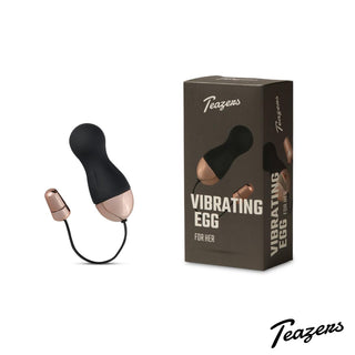 Upplev lyx med Teazers vibrerande ägg med fjärrkontroll i svart och roséguld. Denna premium sexleksak i silikon erbjuder sömlös trådlös drift, vackert förpackad för en elegant touch till dina intima stunder.