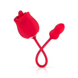 Teazers Rose är en röd, rosformad personlig massageapparat i silikon med en laddningsbar design, med en lång anslutningssladd och ett mindre räfflat vibrerande fäste. Den blandar blommig estetik med dubbelmotorisk funktionalitet för en förbättrad upplevelse.