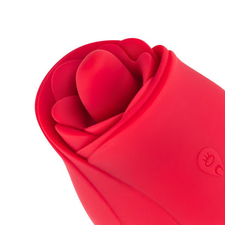 Teazers Rose är en röd silikonvibrator som liknar en ros, med synliga kronblad och ett litet hjärta med öga och mun. Denna eleganta dubbelmotorenhet är uppladdningsbar och erbjuder både stil och funktionalitet till din samling.