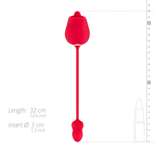 Teazers Rose är en elegant röd vibrator med en rosdesign på ena änden och vågigt handtag på den andra, som mäter 32 cm lång med en 3 cm insättningsbar diameter. Den har en mätskala, läppstiftsgrafik för storleksreferens och är en uppladdningsbar för bekvämlighet.