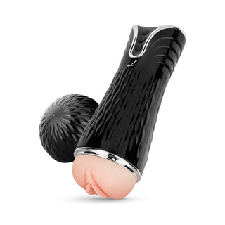 Teazers Uppladdningsbar Masturbator är en elegant svart enhet med en strukturerad finish och tre intuitiva knappar för enkel vibrationskontroll. Den liknar en kopp, den har en realistisk silikonbas och en vinklad design med en avtagbar rund mössa på sidan.