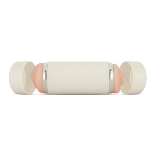Den vita resemuggen, som påminner om den eleganta designen hos en Teazers Electric Masturbator Dubbelsidig, ligger på sidan med avtagbara lock i båda ändar.