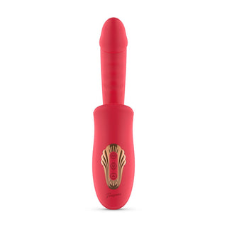 En elegant röd och guld Teazers dildo med klitorisstimulator har två knappar på handtaget. Dess moderna design erbjuder dubbla stimulanser och en mjuk textur, med varumärkets namn präglat på en vanlig vit bakgrund.