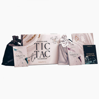 Vi presenterar "Tic Tac To The Bedroom Premium", ett chict parspelsset med en tick-tac-toe-bräda och intima aktivitetskort med kryddiga frågor för spännande förspelsaktiviteter, elegant förpackade för minnesvärda kvällar.