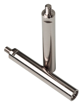 Jes-Extender Titanium har två cylindriska metallstänger, en upprätt och den andra diagonal, med gängade ändar som symboliserar precisionsteknik för permanent penisförlängning, och erbjuder en dragkraft på 900–1500 g.