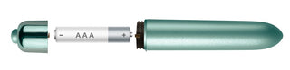 Velvet Aqua Bulletvibrator är blågrön, kulformad och har ett öppet fack som avslöjar ett AAA-batteri inuti.