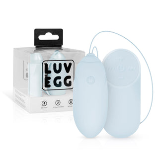 Den livfulla ljusblå, äggformade LuvEgg Trådlöst Vibrerande Ägg massageapparaten sitter bredvid sin genomskinliga förpackning och säkerställer trådlös bekvämlighet vart du än går.