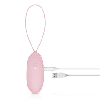 LuvEgg Trådlöst Vibrerande Ägg är en rosa, äggformad enhet med USB-kabel, övre strömknapp och öglehandtag. Den erbjuder elegant design och mångsidighet med sin vattentätt hållbarhet.