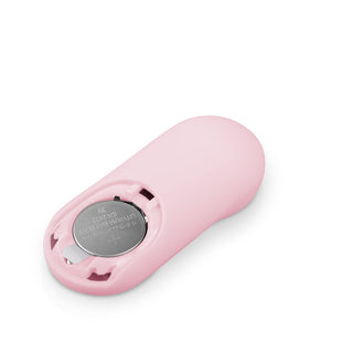 LuvEgg Trådlöst Vibrerande Ägg är en rosa elektronisk enhet med ett synligt knappcellsbatterifack, designat för att tillföra spänning och bekvämlighet.
