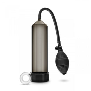 Performance 21 cm Penispump har en klar kammare med en svart slang och glödlampa, plus en distinkt vit sidoring.