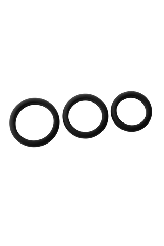 En elegant design reflekteras av tre svarta ringar i olika storlekar från RamRod Silicone Cockring 3-Pack, arrangerade i en linje på en vanlig bakgrund.
