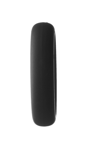 En sidovy av ett svart slick racingdäck på en vanlig vit bakgrund ekar de mjuka kurvorna och den exakta tekniken som finns i RamRod Silicone Cockring 3-Pack.