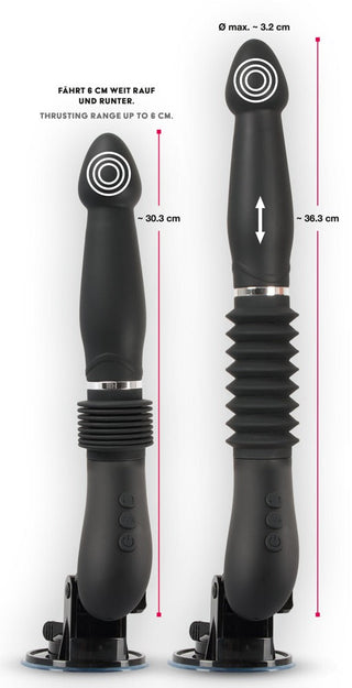 Fucking Machine Med Fjärrkontroll är en elegant svart enhet med en säker sugbas, som erbjuder exakta mått och ett tryckområde på 6 cm med en maximal diameter på 3,2 cm, vilket säkerställer mångsidighet och tillfredsställelse.