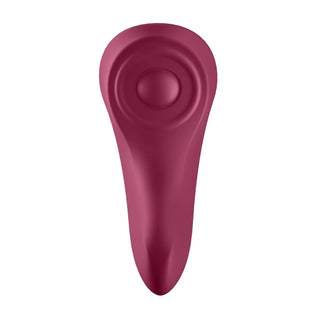 En röd, droppformad silikonenhet med cirkulära spår i ena änden, avsedd för personligt bruk, är kompatibel med Satisfyer Sexy Secret Trosvibrator.