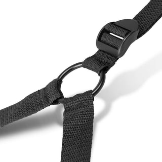 Närbild av svarta remmar från Under the Bed Restraint Set, sammanlänkade med en metallring och plastspänne mot en vit bakgrund.