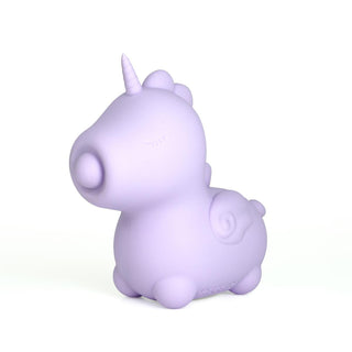 En charmig enhörningsleksak i lila med ett kort horn och virvlad svans, som påminner om den förtrollande Unihorn Karma Vibrator Lilac.