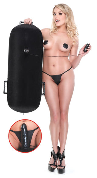 En person poserar med ett stort svart uppblåsbart föremål, iklädd svarta underkläder och klackar, med en fjärrkontroll för en fjärrstyrd vibrator som heter "Sexkudde - Uppblåsbar Med Dildo.