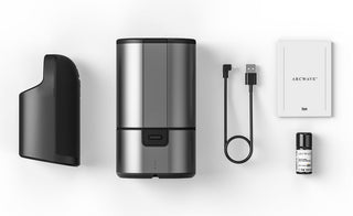 Den eleganta grå och svarta Arcwave Ion Masturbator inkluderar Smart Silence-teknik och kommer med en snyggt arrangerad kabel, flaska och manual.