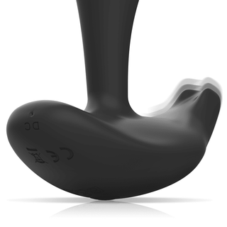 Black&Silver Dwane Buttplug är en elegant, böjd enhet gjord av kroppsäker silikon, med en slät yta med präglade symboler på sidan.
