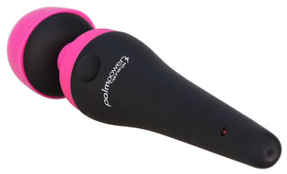 Palm Power Kraftfull Wand, i svart och rosa, erbjuder ett rundat huvud och ergonomisk design för högsta komfort. Denna uppladdningsbar massager är kompatibel med vattenbaserat glidmedel och säkerställer en sömlös och lugnande upplevelse.