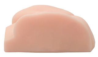 En närbild av den släta, ljusrosa Realistisk Vagina av You2Toys, modell Oxana, mot en vit bakgrund, som visar slående realism.