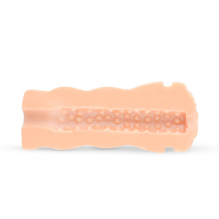 FPPR Mocha Realistisk Vagina är ett beige föremål med en vågig kant och texturerad, fördjupad insida för ökad stimulering, designad som en perfekt sexleksak som efterliknar känslorna av en realistisk vagina.