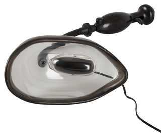 Närbild av Vagina Pump Med Vibration - 14 cm, som visar upp en transparent design med en svart handpump, ansluten slang och subtil vibrator för ökad njutning.