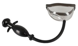 Vagina Pump Med Vibration - 14 cm är en elegant, svart och genomskinlig handhållen vakuumanordning med en glödlampa och munstycke, mångsidig nog för att subtilt fungera som en sexleksak.