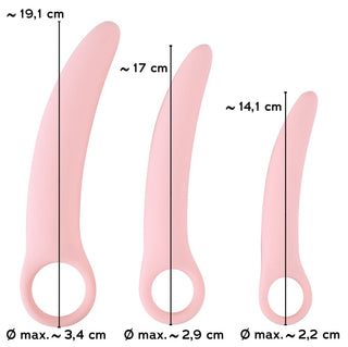Vaginal Trainers Set innehåller tre rosa silikondilatatorer, var och en med ett cirkulärt handtag, med olika storlekar markerade i centimeter, designade för effektiva bäckenbottenträningar.