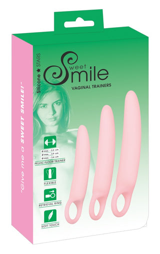 Förpackningen till Vaginal Trainers Set innehåller tre rosa träningsskor i olika storlekar, idealiska för bäckenbottenförstärkning. För bättre komfort och lätthet, kombinera dem med vattenbaserat glidmedel.
