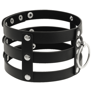 Chocker Med 3 Remmar är en elegant svart choker med tre läderremmar, silvernitar och en stor O-ring i metall. Tillverkad av justerbart veganskt PU läder, den erbjuder en perfekt passform och ger en edgy touch till alla kläder.
