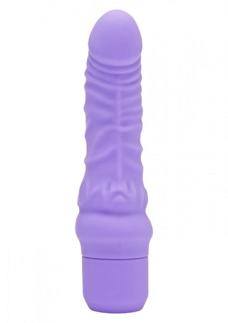 Get Real Mini Dildovibrator har en lila, texturerad silikondesign med en rundad spets och räfflad yta, som liknar en personlig massageapparat. Dess något bredare bas ger en stabil grund för positionering.