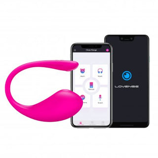En rosa bärbar enhet, Lovense Lush 3 Appstyrd Vibrator, visas bredvid två smartphones med kontrollappen Lush 3 och den framträdande Lovense-logotypen.