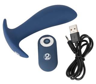 Mörkblå Vibrerande buttplugg / prostata med fjärrkontroll på vit bakgrund, utrustad med fjärrkontroll och USB-laddningskabel för mångsidig njutning som både vibrator och analplugg.