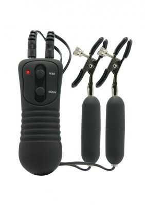Vibrerande Nipple Clamps är svarta elektroniska enheter tillverkade av kroppssäkra material, utrustade med kablar, två klämmor och kontrollknappar för flerhastighetsinställningar.