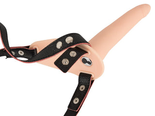 Upplev spänningen med Vibrerande Strap-On - Till Henne, med en utsökt design med svarta justerbara remmar, silverhårdvara och en dildo av silikonmaterial.