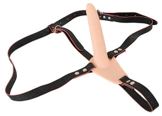 Vibrerande Strap-On - Till Henne är en svart sele med en bifogad beige protetisk strap-on, med justerbara remmar och metallspännen. Den är gjord av mjuk silikon och ger en extra dimension av njutning.