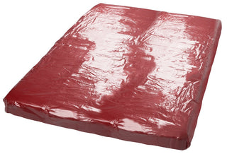 En röd Latex Lakan madrass, inlindad i klar plast, ligger platt och ses från en liten vinkel. Dess glänsande yta förstärker dess eleganta utseende och håller den lätt att rengöra med snyggt riktade kanter.