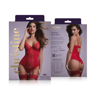 Förpackningen till Christines Marzia 2-delat Suspender Set Röd har en modell som bär det röda spetssetet på framsidan. Baksidan innehåller ytterligare vyer och produktdetaljer. En lila toppflik och guldbokstäver framhäver dess eleganta spetsstringtrosor-design.