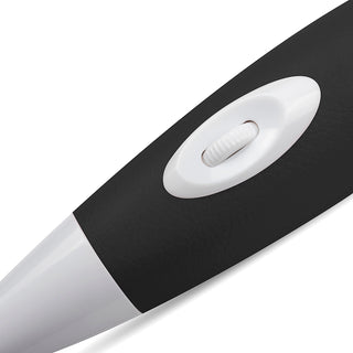 Närbild av en svart-vit justerbar ratt på den texturerade Svart Pixey Wand, utformad för precision och levererar kraftfulla vibrationer.