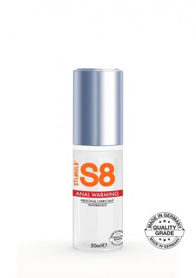 S8 Warming Anal Lube kommer i en genomskinlig flaska med ett silverlock, har ett kvalitetsmärke på sidan och erbjuder en lugnande värmande effekt.