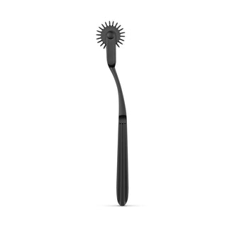Aluminium Pinwheel Wartenberg, med sitt svarta spetshjul och böjda handtag, är perfekt för sensorisk stimulering. Idealisk för BDSM-entusiaster som söker unika sensationer, den är isolerad mot en vit bakgrund.