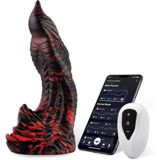 En Wildolo Appstyrd Dildo 22 cm med röd och svart draktema, med elegant design, sitter bredvid en smartphone och en vit fjärrkontroll.