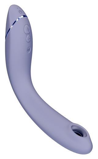 Womanizer OG är en lila, böjd elektronisk enhet med knappar och en unik öppning i ena änden som erbjuder vibrationslägen för dubbel stimulering.