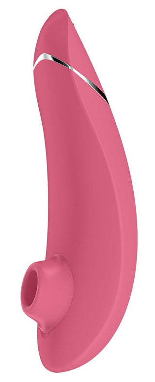 Denna rosa, eleganta massageapparat, som liknar Womanizer Premium 2, har en böjd design med en liten öppning. Den är förstärkt med Pleasure Air™-teknik och har en glänsande silveraccent nära toppen för raffinerad njutning.
