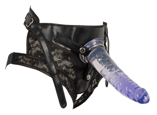 Upplev tjusningen med Strapon Kit Playgirls, som inkluderar en svart spetssele och en bifogad genomskinlig blå och vit dildo. Dess justerbara remmar säkerställer en anpassningsbar passform för ultimat komfort och kontroll.